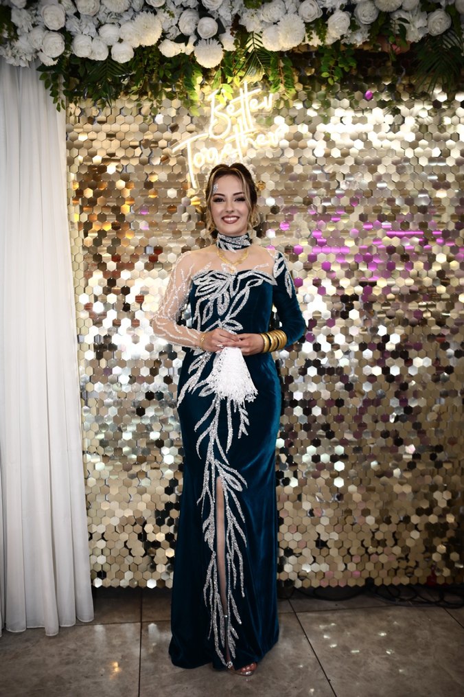 Uzun Kol Bir Kolu Boncuk Kumaşlı Petrol Mavisi Kadife KınaElbise - Görsel 4