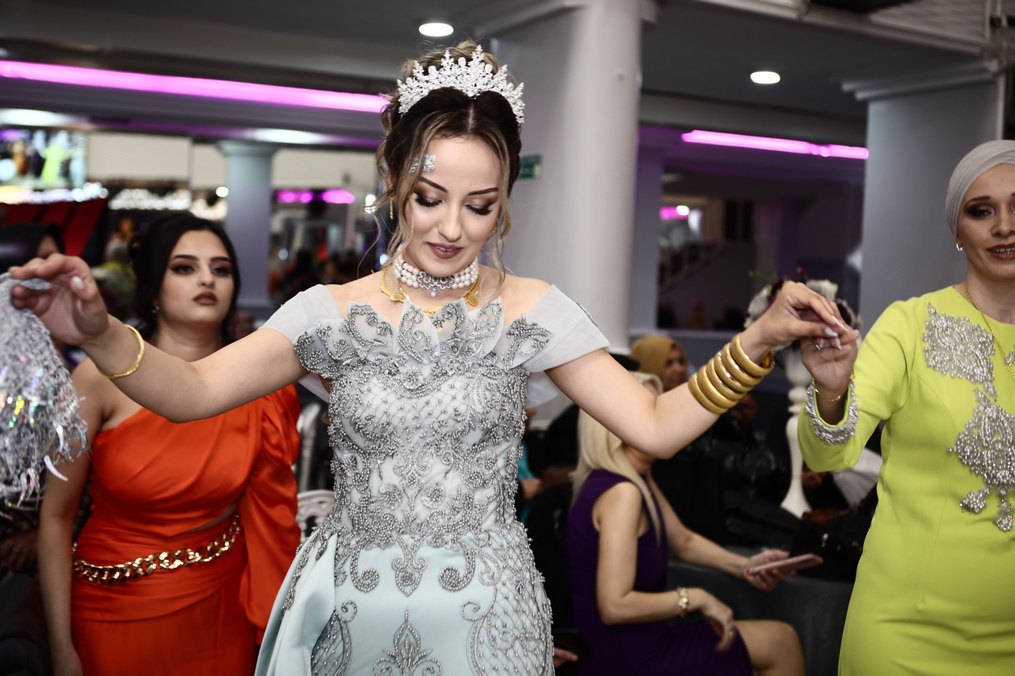 Uzun Mint/Gri Straplez İşlemeli Nişan/Kına Elbisesi - Görsel 2