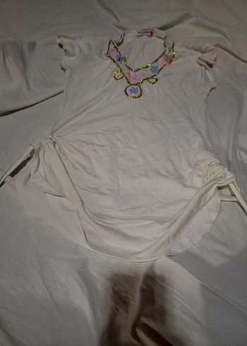 Boncuklu V Yakalı Tişört - Görsel 4