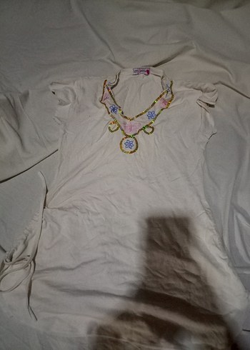 Boncuklu V Yakalı Tişört - Görsel 3