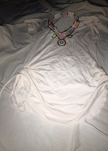 Boncuklu V Yakalı Tişört - Görsel 5