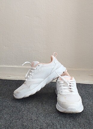 Beyaz bağcıklı spor ayakkabı