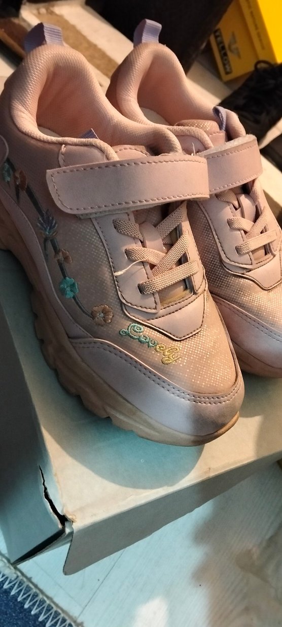 Çiçekli Kız Çocuk Spor Ayakkabı giymeden küçüldü - Görsel 2