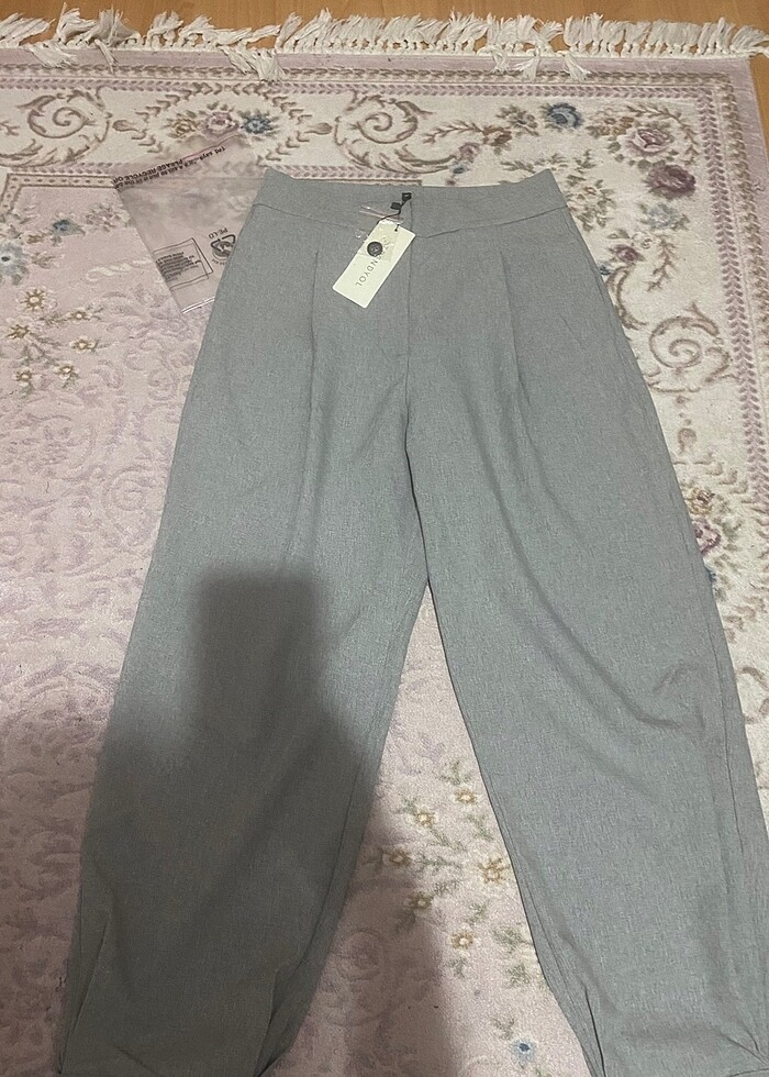 Yüksek bel pileli gri kumaş pantolon - Görsel 4