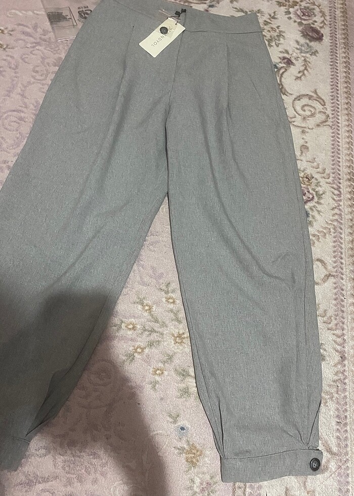 Yüksek bel pileli gri kumaş pantolon - Görsel 5