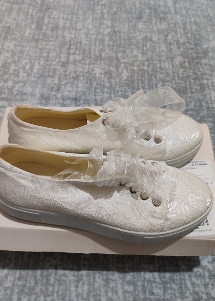 Beyaz dantelli kurdelalı spor ayakkabı - Görsel 4