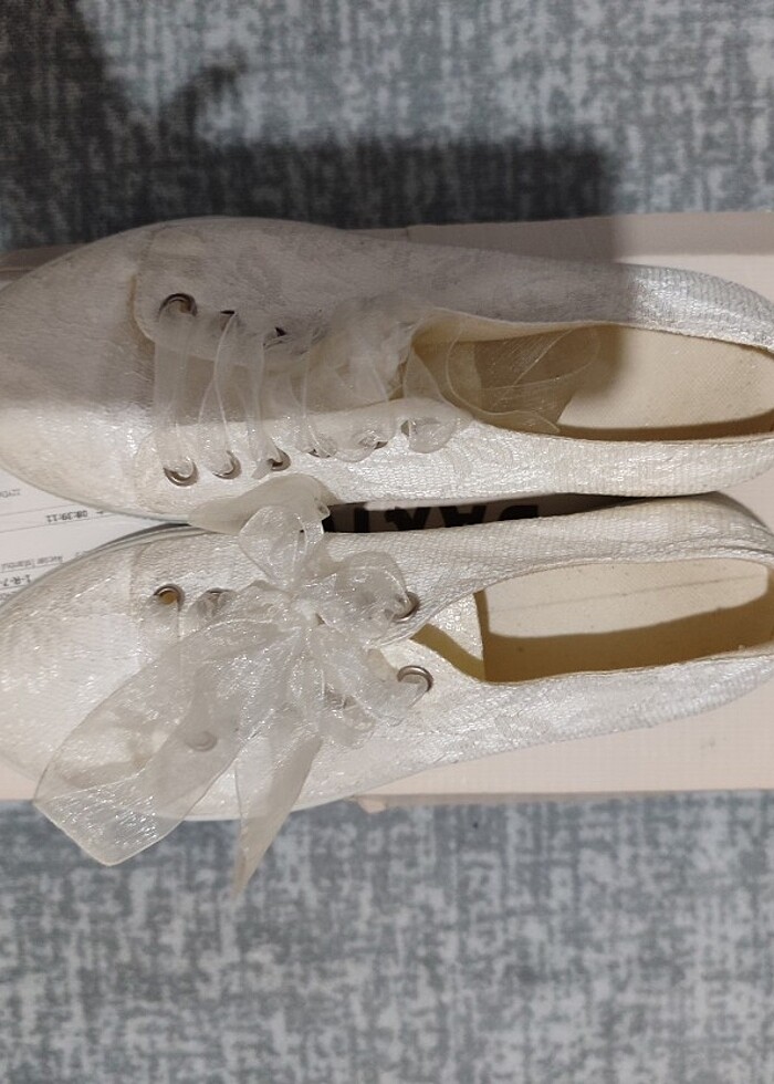 Beyaz dantelli kurdelalı spor ayakkabı - Görsel 5