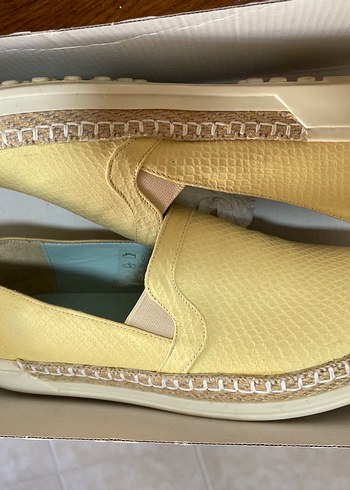 Sarı deri hasır detaylı espadril.