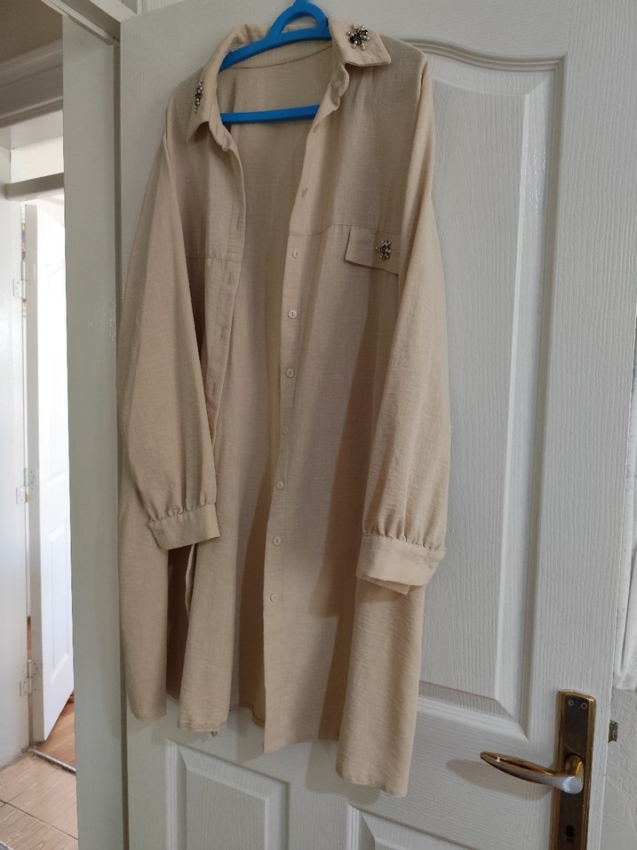 Bej Düğmeli Uzun Kollu Keten Midi Gömlek - Görsel 2