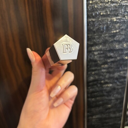 Beden Fenty Gloss Bomb Hot Chocolit Lipgloss