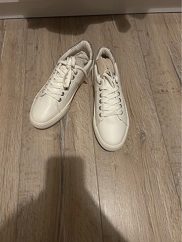 39 Beden Bershka beyaz sneaker