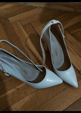 Bej stiletto