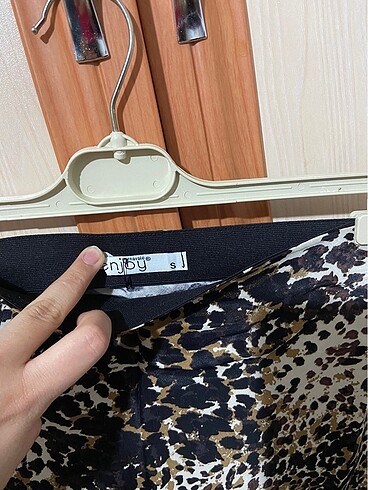 s Beden siyah Renk Leopar desen saten midi etek