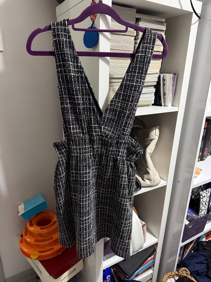 Pull&Bear siyah-beyaz tüvit kumaşlı, V yaka, askılı mini elbise - Görsel 2