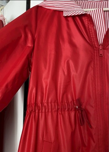 Kadın Parlak Kırmızı Midi Yağmurluk - Görsel 2