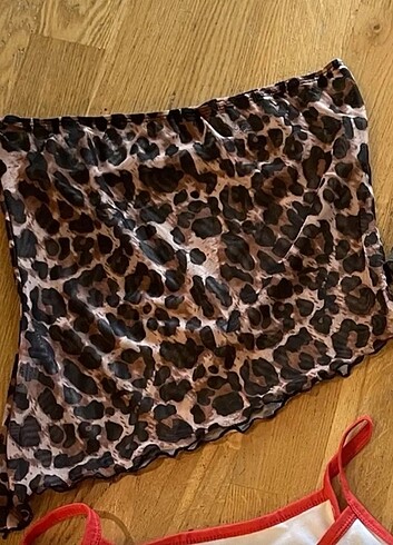 straplez asimetrik kesim transparan leopar bluz