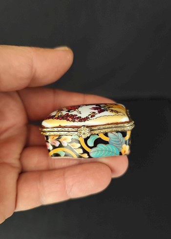 Kelebek Tokalı Vintage Asya Doğa Temalı Seramik Mücevher Kutusu
