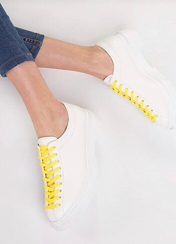 Beyaz Spor ayakkabı sarı ipli 