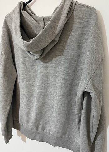Kapüşonlu gri sweatshirt - Görsel 2