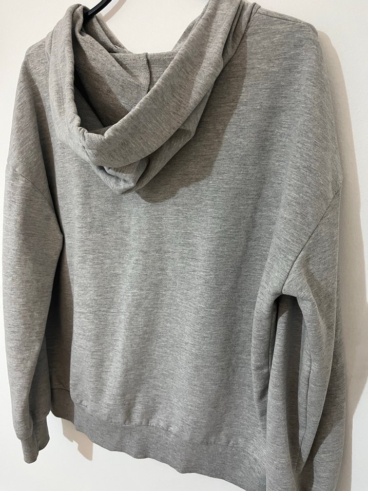 Kapüşonlu gri sweatshirt - Görsel 2
