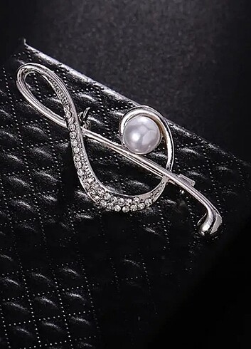 Accessorize Sol anahtarı broş modelleri