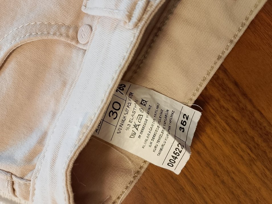 Beyaz bluz ve bej rengi şort takım - Görsel 2