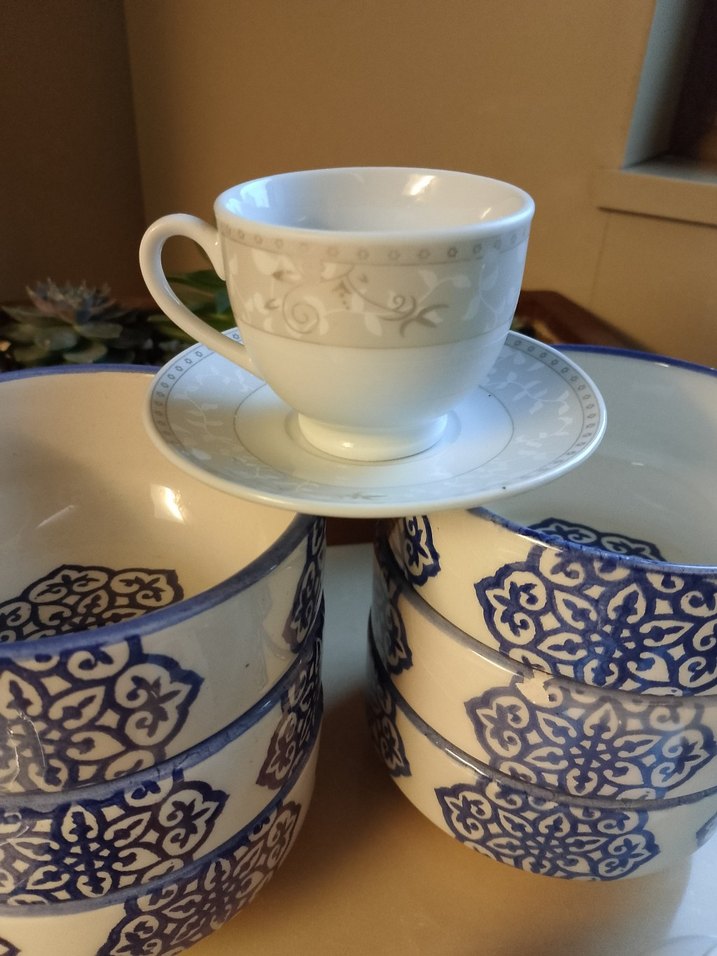 Mavi Desenli Kaseler ve Kahve Fincanları - Görsel 2