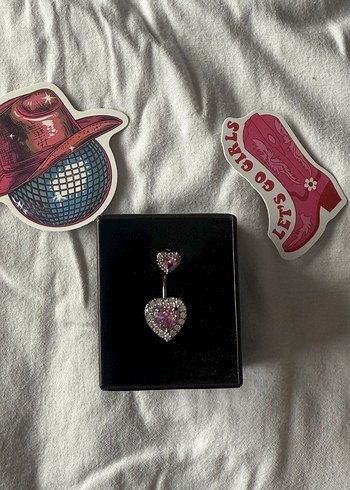 Pembe Pul Detaylı Kalp Göbek Piercingi