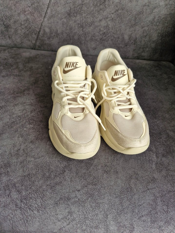 Krem Bağcıklı Nike spor ayakkabı - Görsel 5