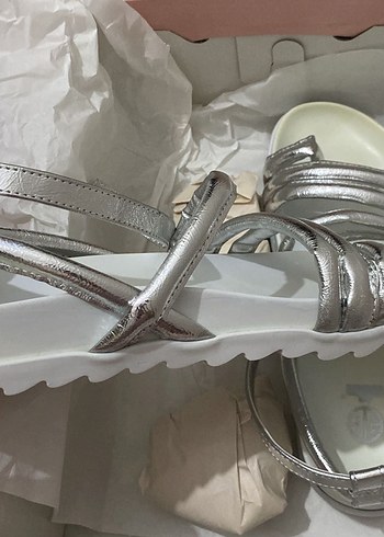 37 Beden gri Renk Gri Bantlı Beyaz Dolgu Topuklu Kadın Sandalet