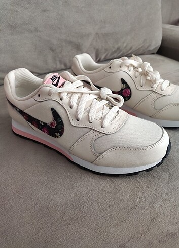 36,5 Beden Nike Md Runner 2