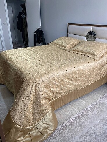 Az kullanılmış yatak örtüsü