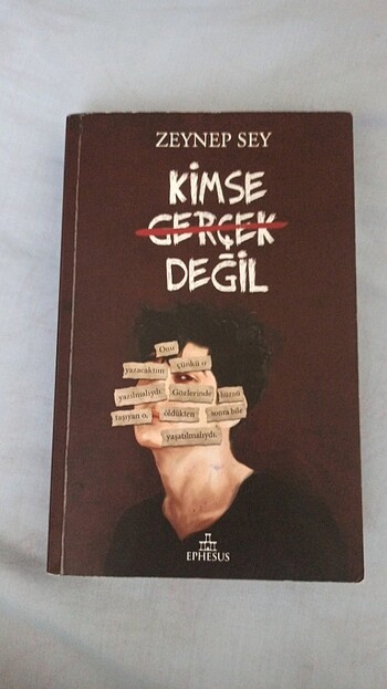 Kimse gerçek değil 