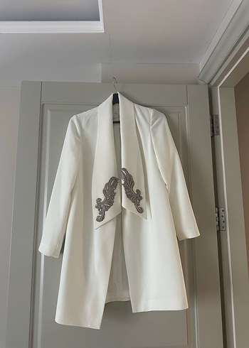 Gri İşlemeli Beyaz Uzun Hamile Ceketi - Görsel 3