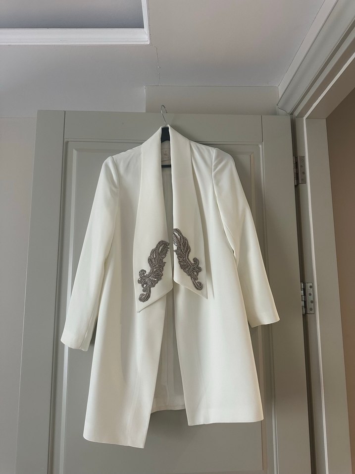 Gri İşlemeli Beyaz Uzun Hamile Ceketi - Görsel 3