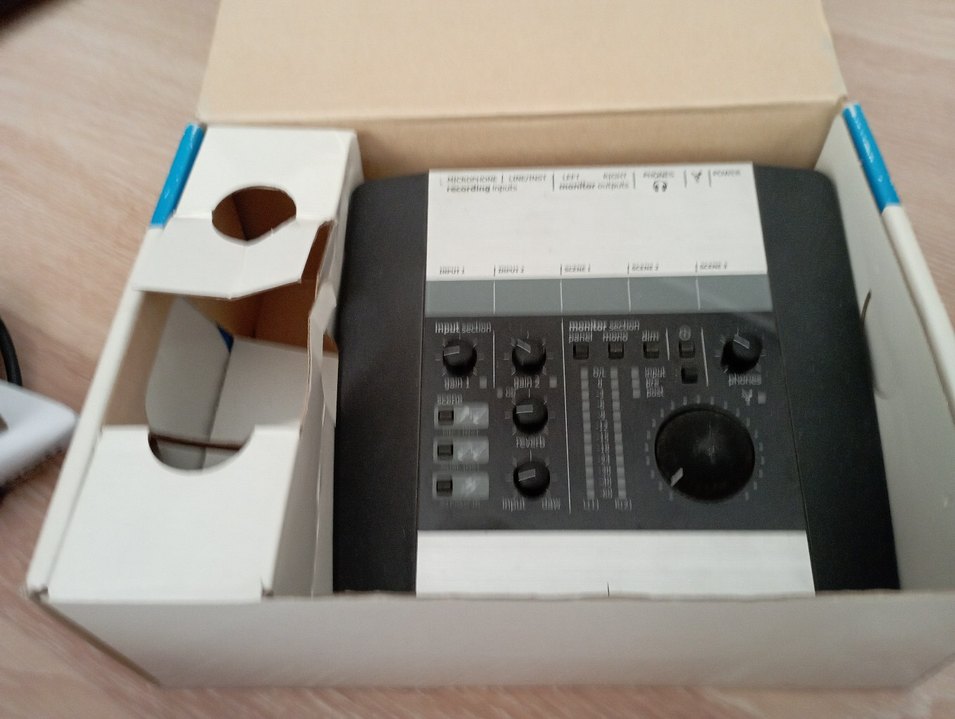 Siyah Masaüstü Monitör Kontrol Cihazı - Görsel 2