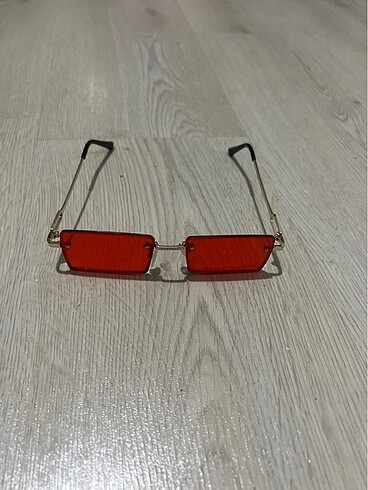 Kırmızı yazlık gözlük