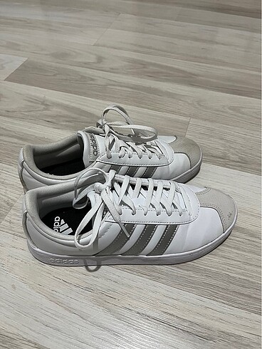 Beyaz adidas sneaker