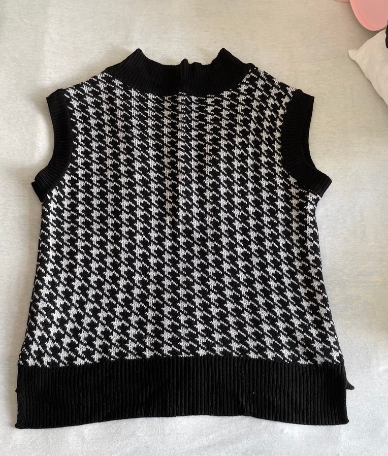 Siyah Beyaz Kazayağı Desenli V Yaka Süveter - Görsel 3