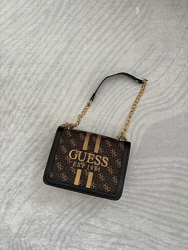 Guess Charmlı Kahverengi Çanta