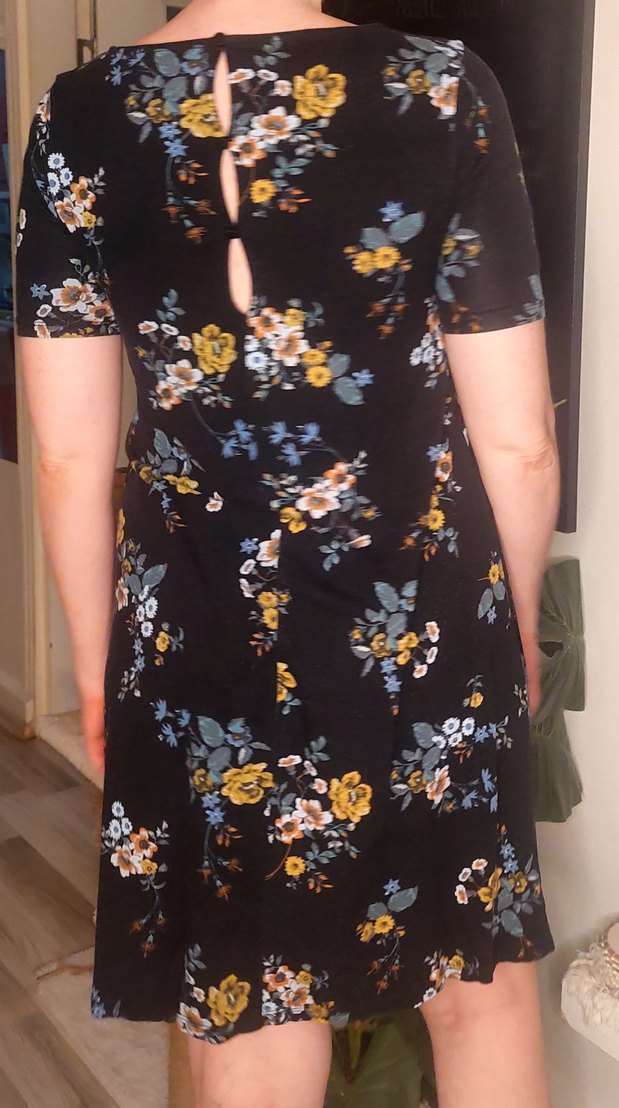 Kısa Kollu Siyah Çiçekli Mini Elbise - Görsel 3