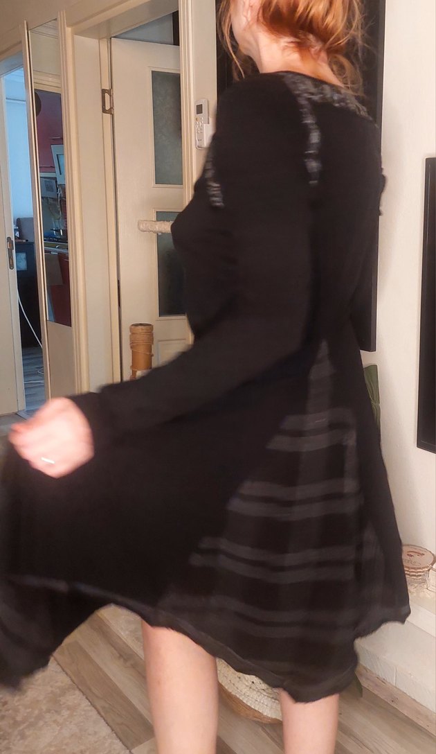 Angels Never Die, V Yaka Nakışlı Siyah Midi Elbise. - Görsel 3