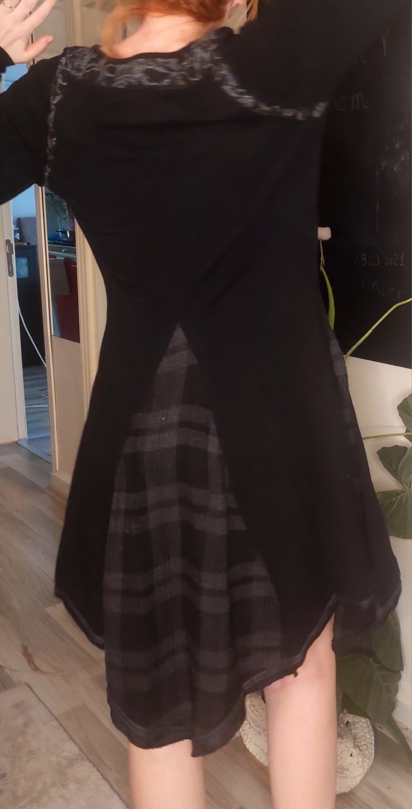 Angels Never Die, V Yaka Nakışlı Siyah Midi Elbise. - Görsel 4