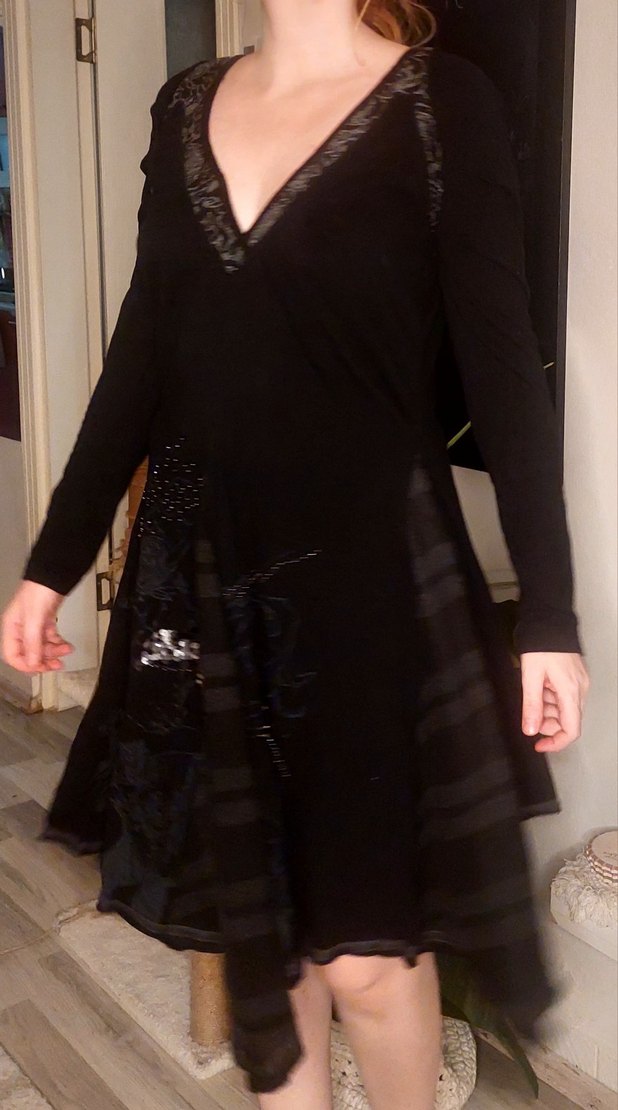 Angels Never Die, V Yaka Nakışlı Siyah Midi Elbise. - Görsel 2