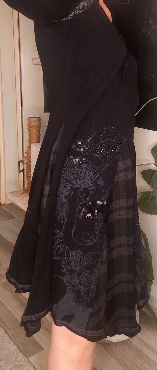 Angels Never Die, V Yaka Nakışlı Siyah Midi Elbise. - Görsel 5