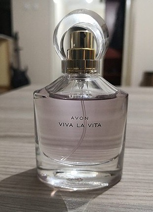 Avon Viva La Vita kadın parfümü 50 ml.