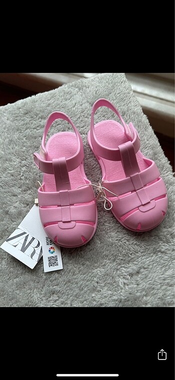 Zara Kauçuk kaplamalı sandalet