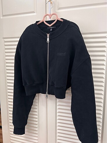 Mavi vatkalı siyah sweatshirt