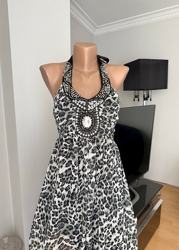 Diğer Boncuk Detaylı Gri Leopar Desenli Kısa Elbise