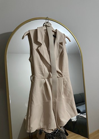 Kemerli Bej Kolsuz Mini Tulum - Görsel 3